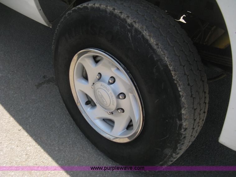 image for item H6485 2004 Ford F250 Super Duty XL SuperCab pickup truck