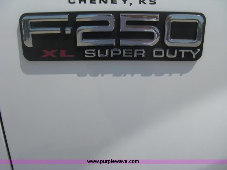image for item H6485 2004 Ford F250 Super Duty XL SuperCab pickup truck