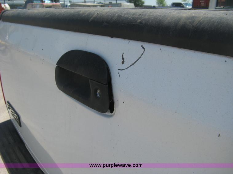 image for item H6485 2004 Ford F250 Super Duty XL SuperCab pickup truck