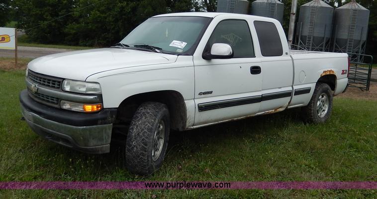 image for item I4451 1999 Chevrolet Silverado 1500 LS Extended Cab pickup truck