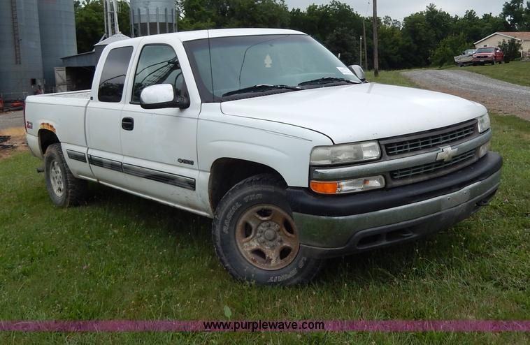 image for item I4451 1999 Chevrolet Silverado 1500 LS Extended Cab pickup truck