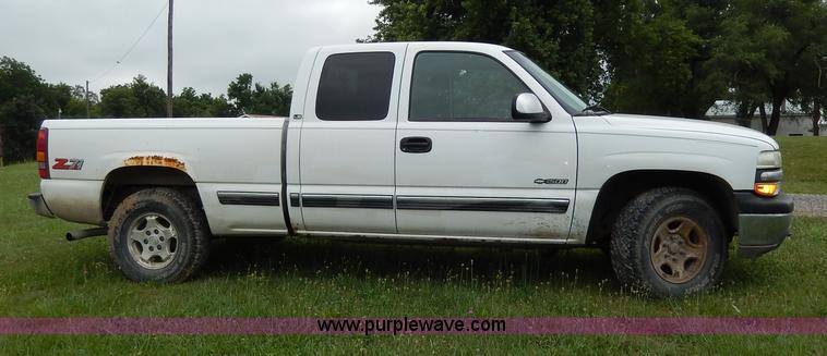 image for item I4451 1999 Chevrolet Silverado 1500 LS Extended Cab pickup truck