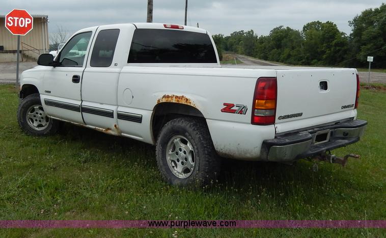 image for item I4451 1999 Chevrolet Silverado 1500 LS Extended Cab pickup truck