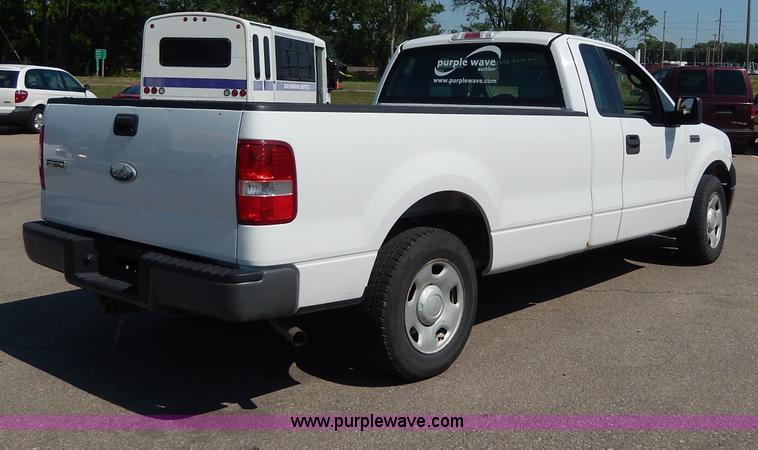 image for item I4472 2006 Ford F150 XL pickup truck