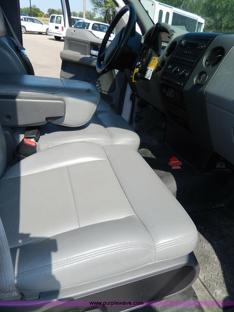 image for item I4472 2006 Ford F150 XL pickup truck