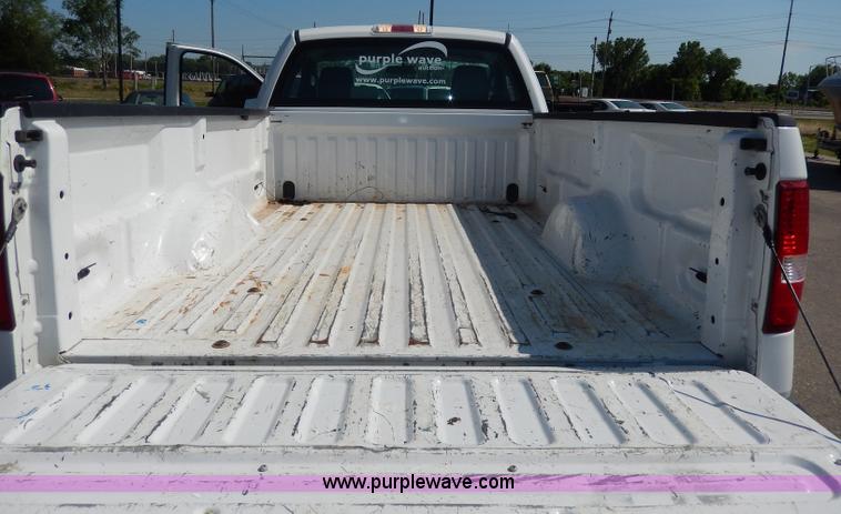 image for item I4472 2006 Ford F150 XL pickup truck