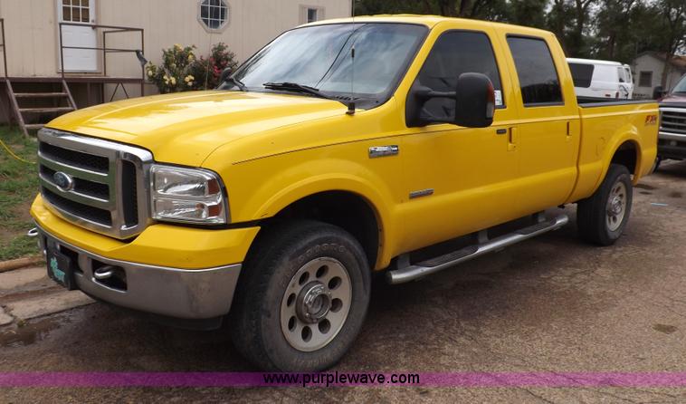 image for item I7691 2005 Ford F250 Super Duty XLT Crew Cab pickup truck
