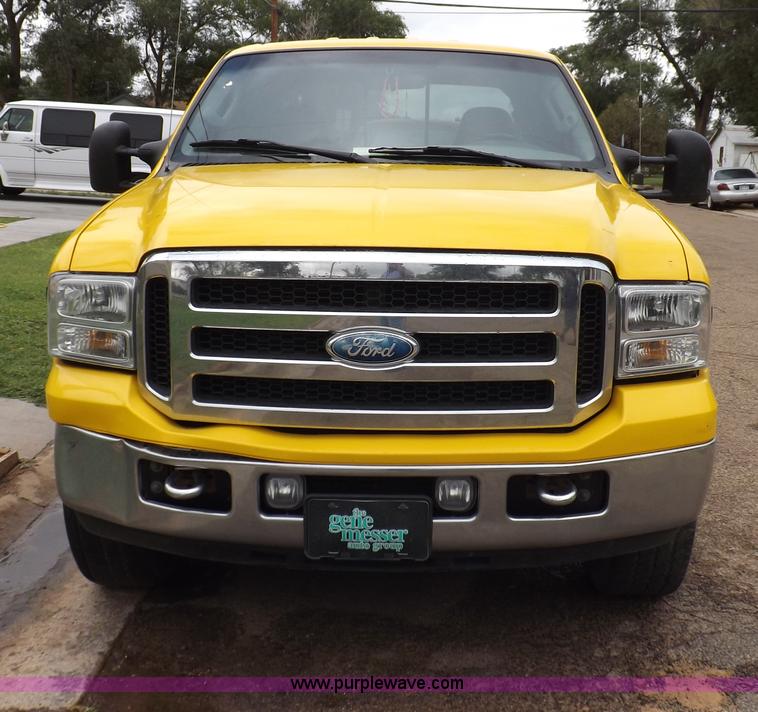 image for item I7691 2005 Ford F250 Super Duty XLT Crew Cab pickup truck