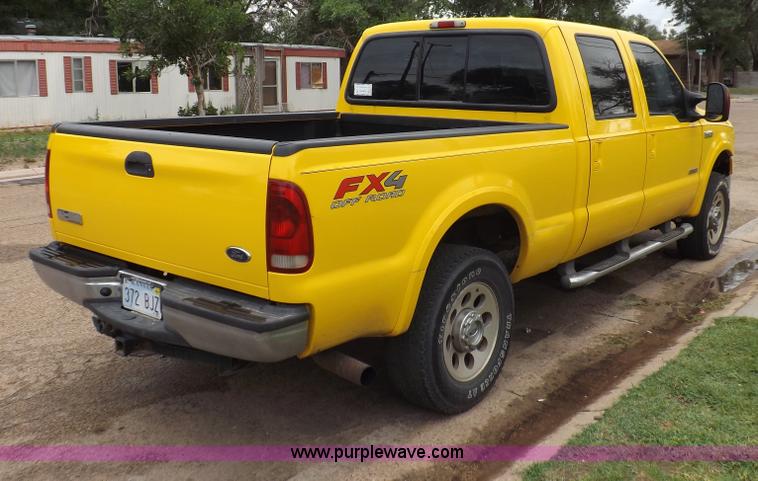 image for item I7691 2005 Ford F250 Super Duty XLT Crew Cab pickup truck