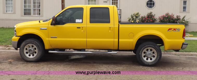 image for item I7691 2005 Ford F250 Super Duty XLT Crew Cab pickup truck