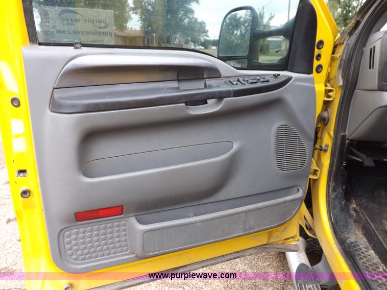 image for item I7691 2005 Ford F250 Super Duty XLT Crew Cab pickup truck