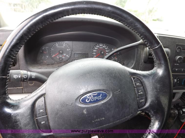 image for item I7691 2005 Ford F250 Super Duty XLT Crew Cab pickup truck