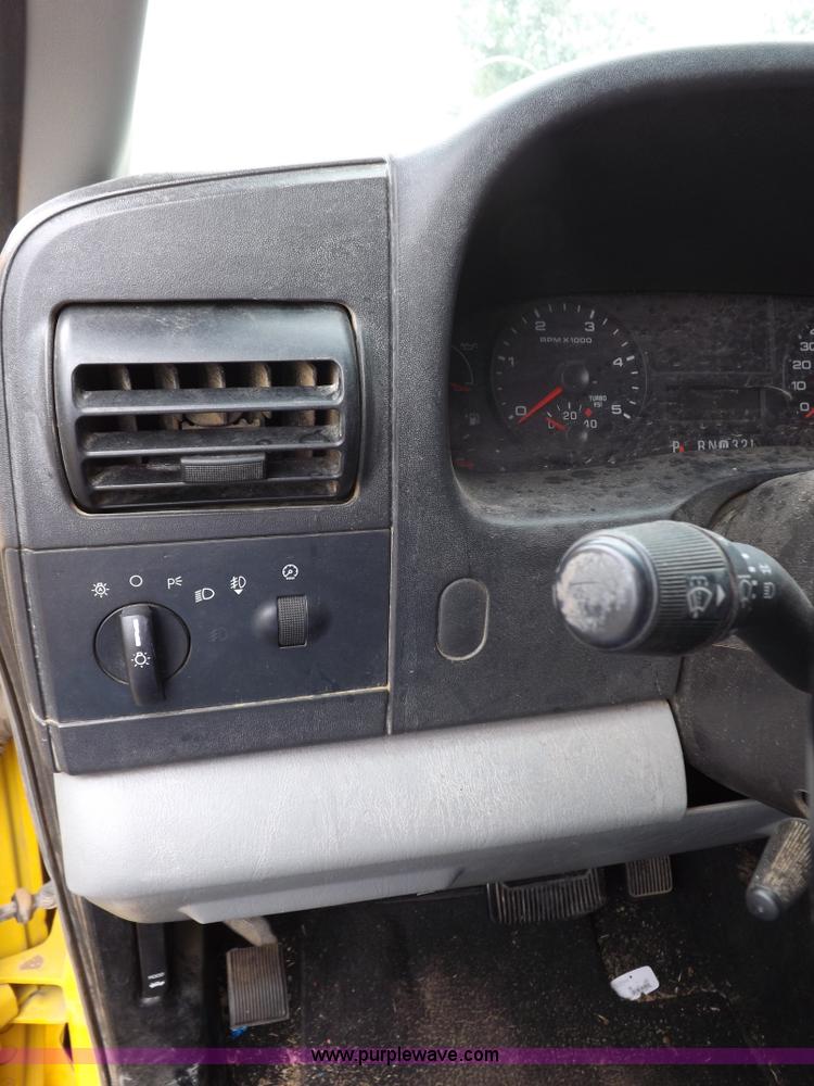 image for item I7691 2005 Ford F250 Super Duty XLT Crew Cab pickup truck