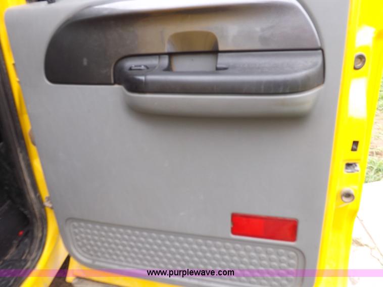 image for item I7691 2005 Ford F250 Super Duty XLT Crew Cab pickup truck