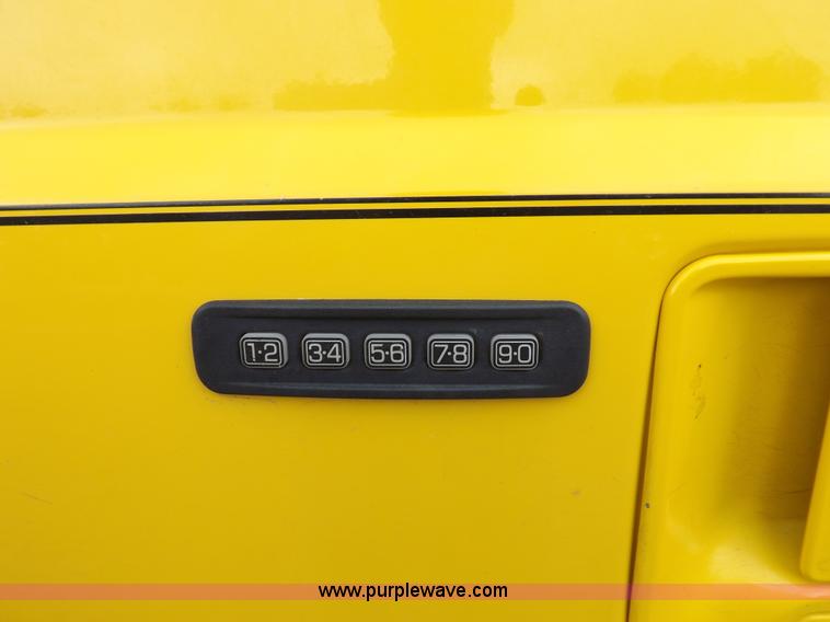 image for item I7691 2005 Ford F250 Super Duty XLT Crew Cab pickup truck