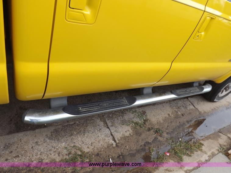 image for item I7691 2005 Ford F250 Super Duty XLT Crew Cab pickup truck