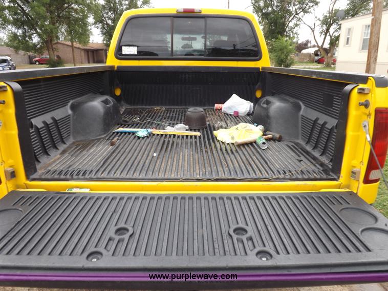 image for item I7691 2005 Ford F250 Super Duty XLT Crew Cab pickup truck