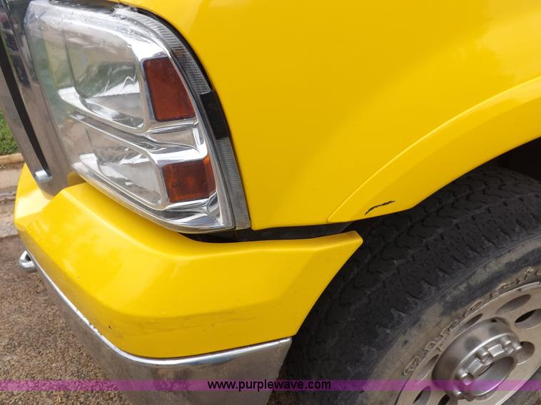 image for item I7691 2005 Ford F250 Super Duty XLT Crew Cab pickup truck