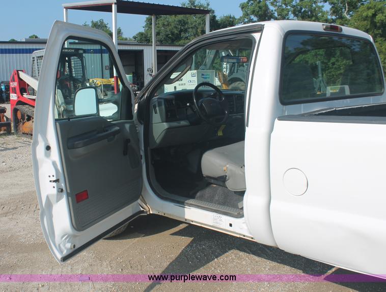image for item I7936 2004 Ford F250 Super Duty XL Pickup truck