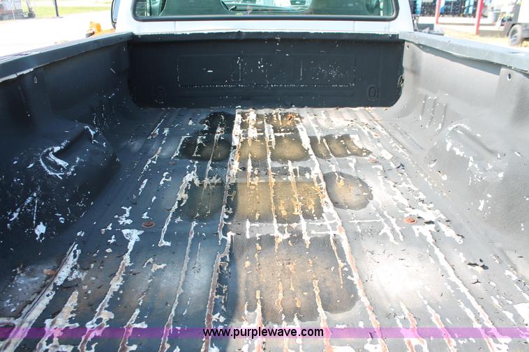 image for item I7936 2004 Ford F250 Super Duty XL Pickup truck