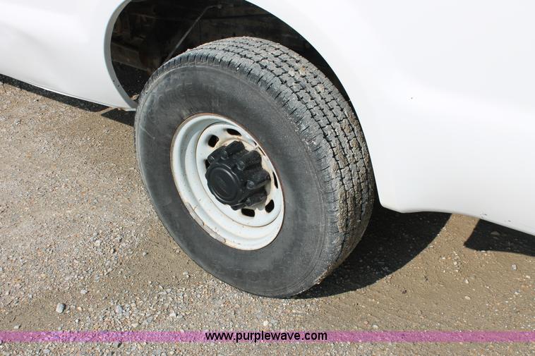 image for item I7936 2004 Ford F250 Super Duty XL Pickup truck