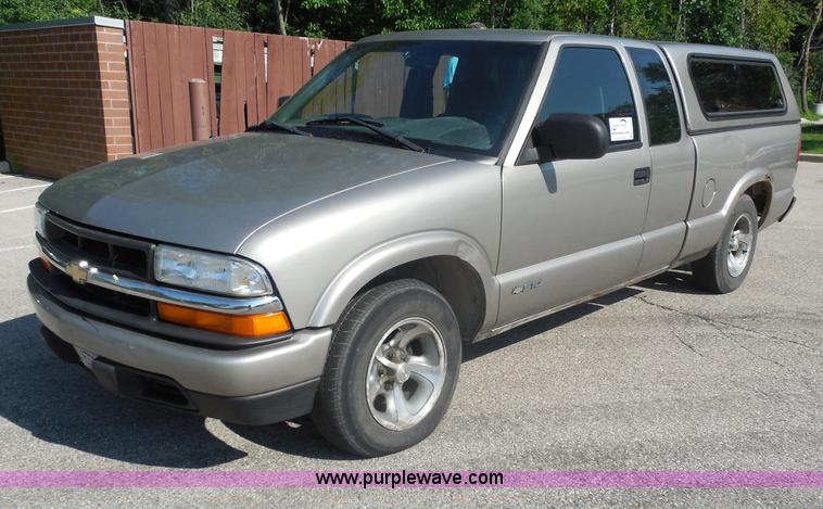 image for item G8591 2002 Chevrolet S10 Extended Cab pickup truck