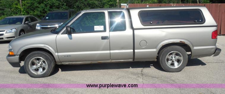 image for item G8591 2002 Chevrolet S10 Extended Cab pickup truck