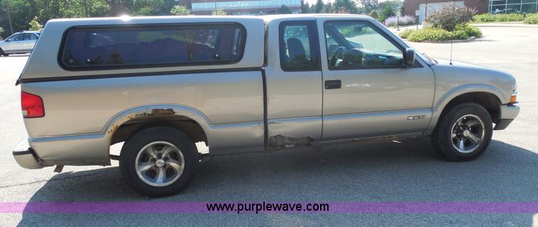 image for item G8591 2002 Chevrolet S10 Extended Cab pickup truck