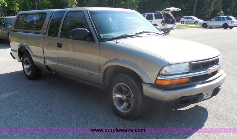 image for item G8591 2002 Chevrolet S10 Extended Cab pickup truck