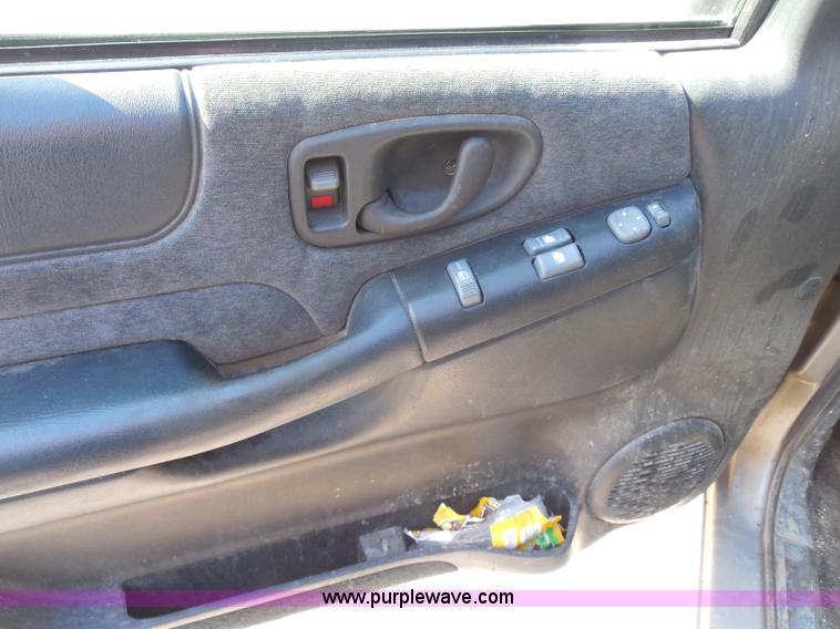 image for item G8591 2002 Chevrolet S10 Extended Cab pickup truck