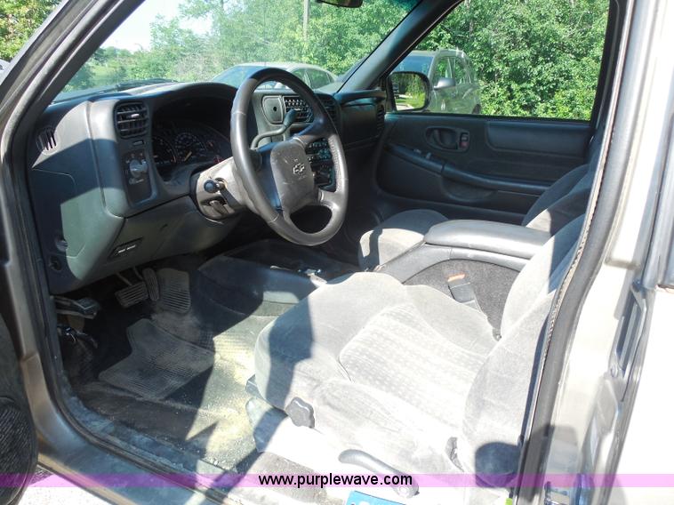 image for item G8591 2002 Chevrolet S10 Extended Cab pickup truck