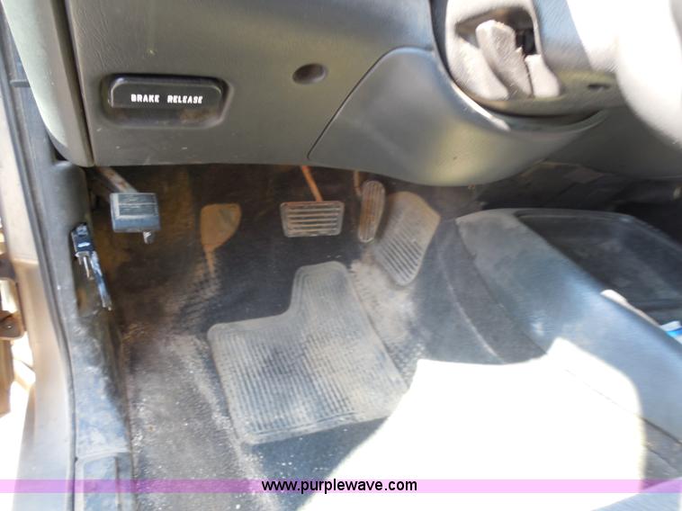 image for item G8591 2002 Chevrolet S10 Extended Cab pickup truck