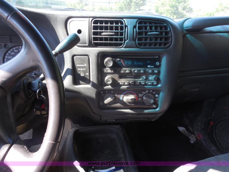 image for item G8591 2002 Chevrolet S10 Extended Cab pickup truck