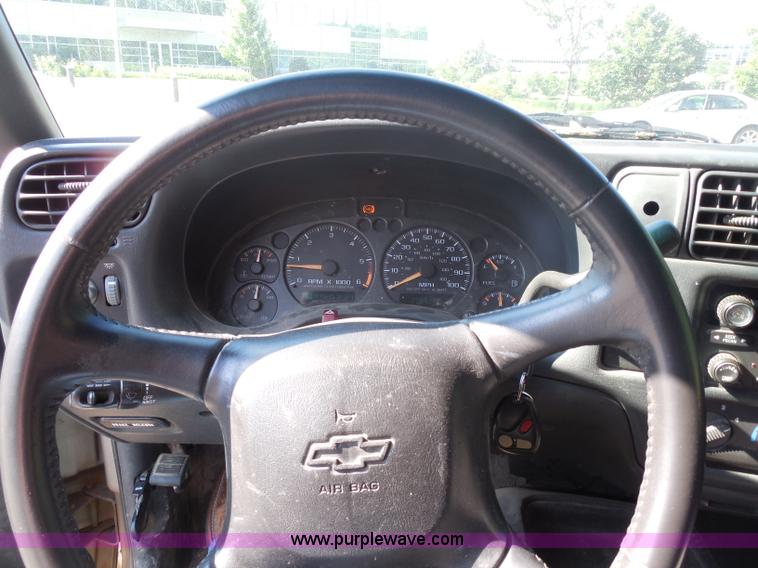 image for item G8591 2002 Chevrolet S10 Extended Cab pickup truck