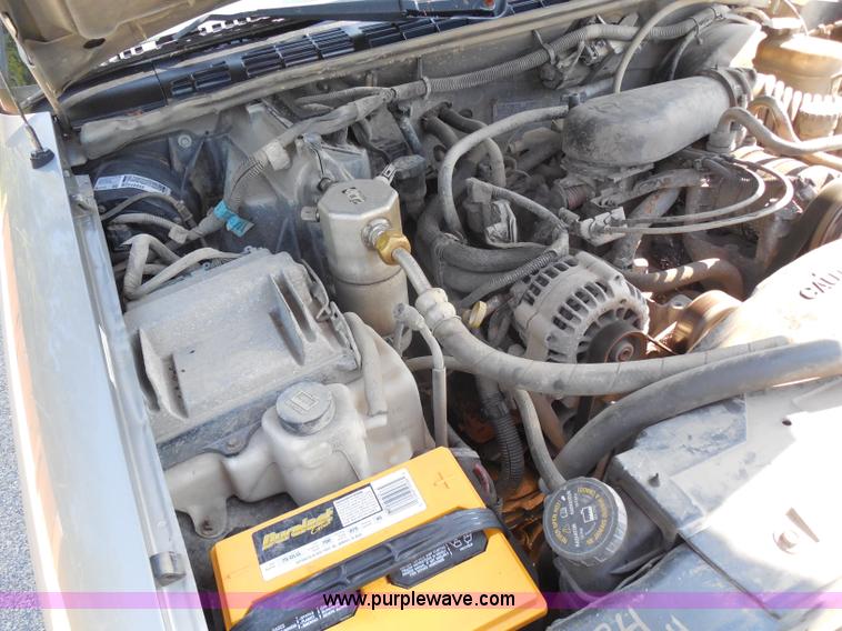 image for item G8591 2002 Chevrolet S10 Extended Cab pickup truck