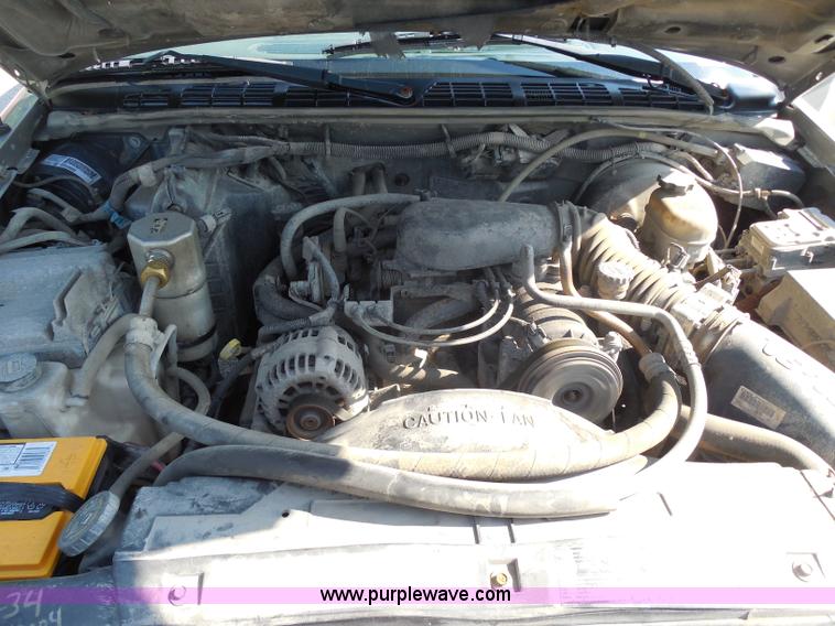 image for item G8591 2002 Chevrolet S10 Extended Cab pickup truck