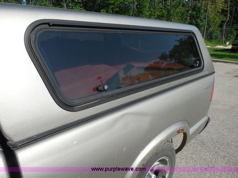 image for item G8591 2002 Chevrolet S10 Extended Cab pickup truck