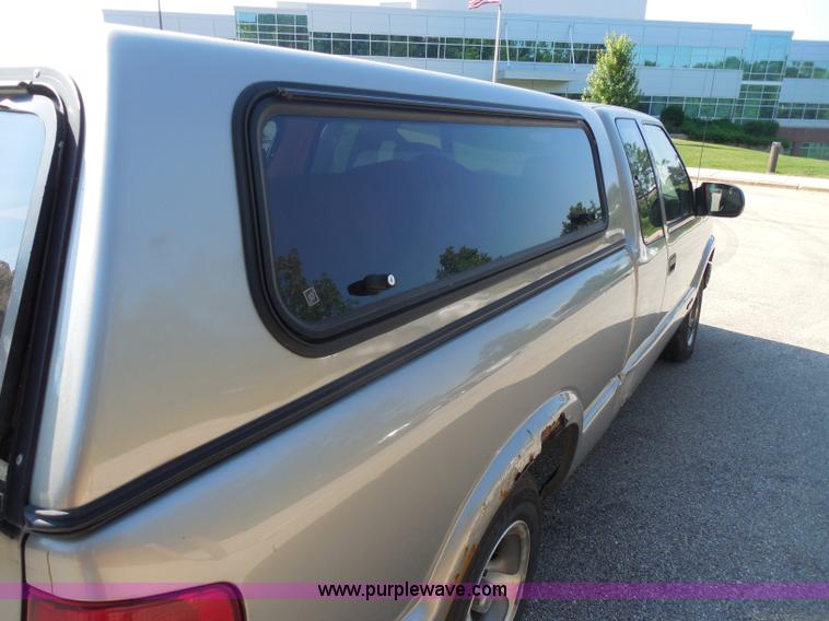 image for item G8591 2002 Chevrolet S10 Extended Cab pickup truck
