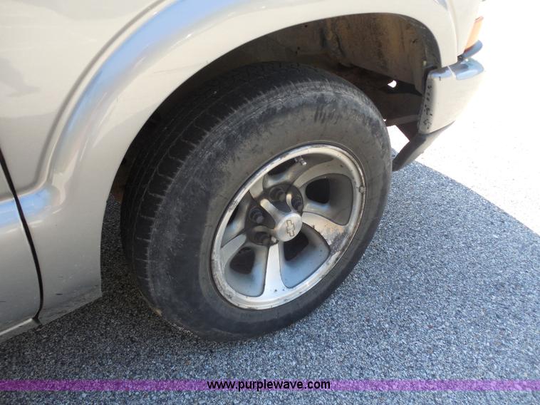 image for item G8591 2002 Chevrolet S10 Extended Cab pickup truck