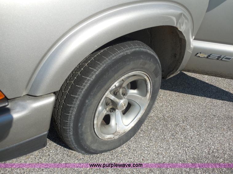 image for item G8591 2002 Chevrolet S10 Extended Cab pickup truck