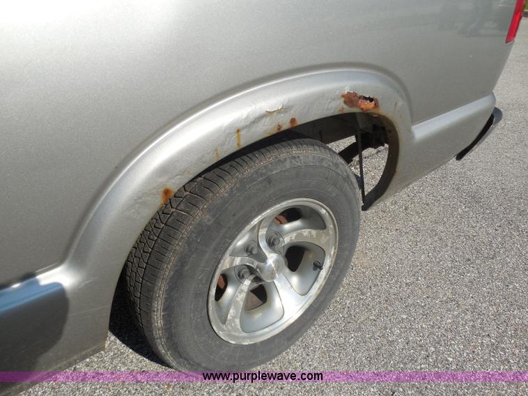 image for item G8591 2002 Chevrolet S10 Extended Cab pickup truck