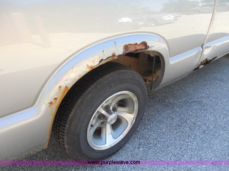 image for item G8591 2002 Chevrolet S10 Extended Cab pickup truck