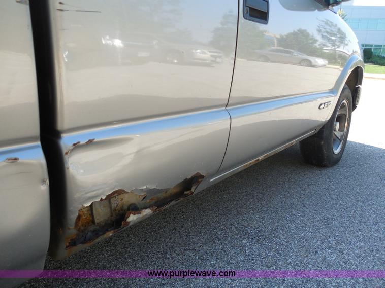 image for item G8591 2002 Chevrolet S10 Extended Cab pickup truck