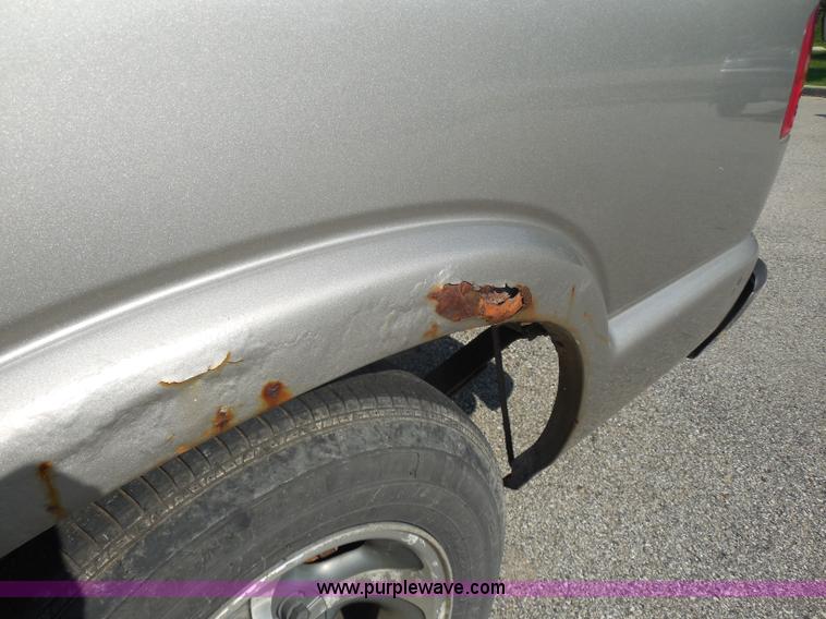 image for item G8591 2002 Chevrolet S10 Extended Cab pickup truck