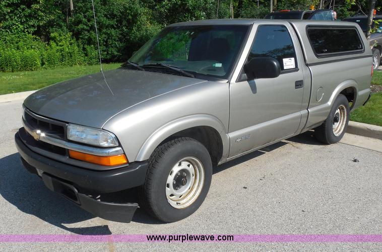image for item G8592 2002 Chevrolet S10 pickup truck