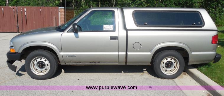 image for item G8592 2002 Chevrolet S10 pickup truck