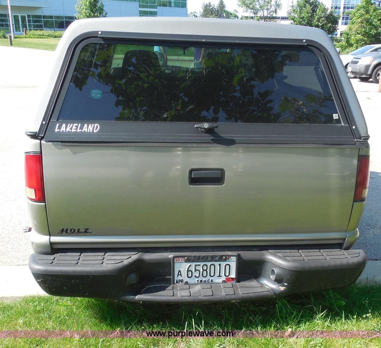 image for item G8592 2002 Chevrolet S10 pickup truck