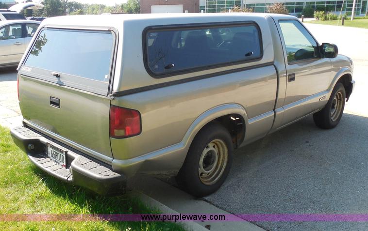 image for item G8592 2002 Chevrolet S10 pickup truck