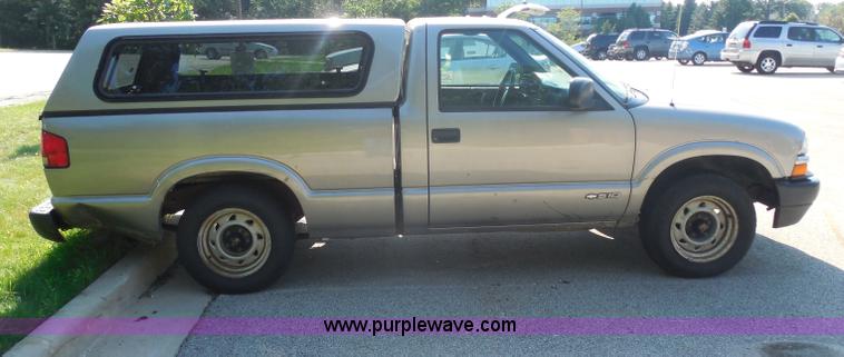 image for item G8592 2002 Chevrolet S10 pickup truck