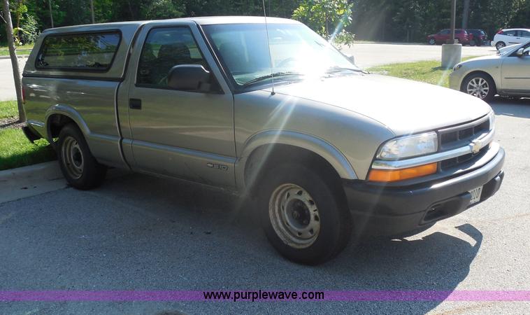image for item G8592 2002 Chevrolet S10 pickup truck